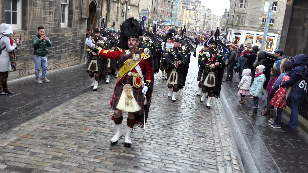 4 SCOTS The Highlanders hike up The Royal Mile (Edinburgh)