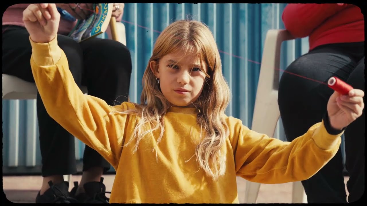 La Niña está llorando - La chica esta