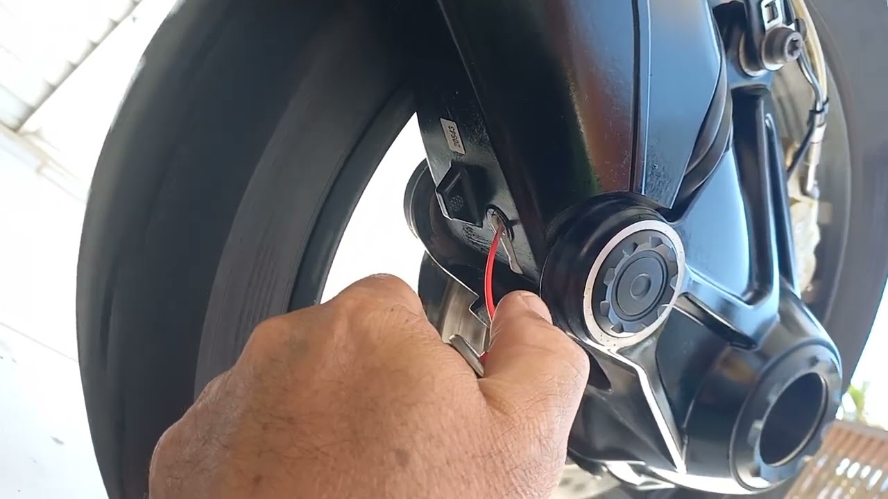 Lubrificando o CARDAN DA BMW1250 com Graxa Spray