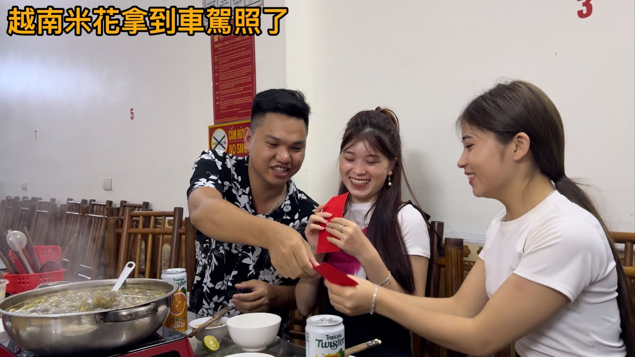18歲的小花和小米終於拿到車駕照了，她們開心請老闆吃大餐。