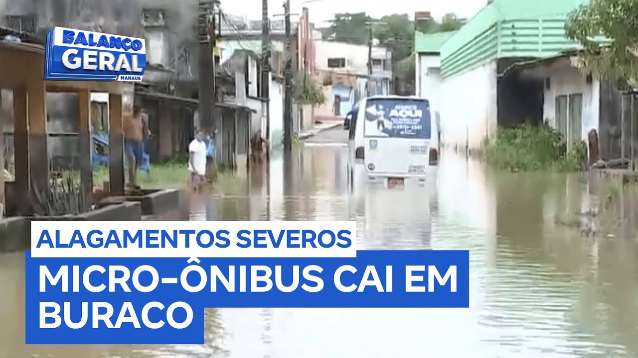 Trabalhadores são resgatados em barco após micro-ônibus cair em buraco durante alagamento