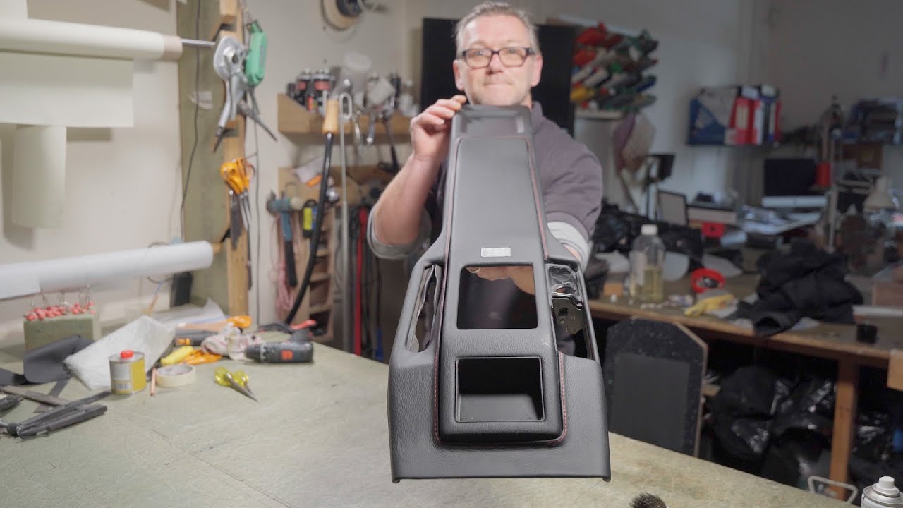 Я обтянул центральную консоль MK1 MR2 натуральной кожей, автомобильной обивкой.