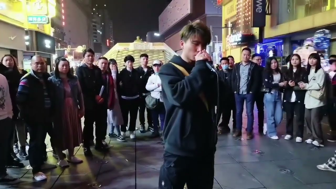 实力小哥长沙撕心裂肺街唱《空心》，路人听了都递纸巾
