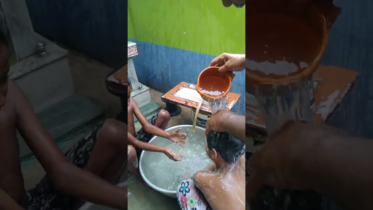 ঠাকুর দাদা চান করিয়ে দিচ্ছে