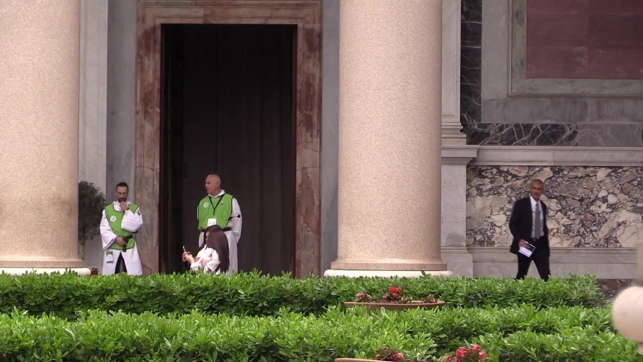 JD Vance visita la basilica di San Paolo a Roma con la famiglia
