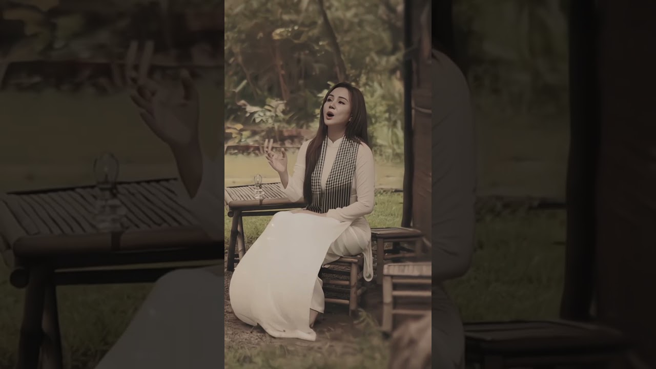 &ldquo;Mẹ lội qua cơn suối, dưới mưa bom kh&ocirc;ng ngại&rdquo; #vyoanh