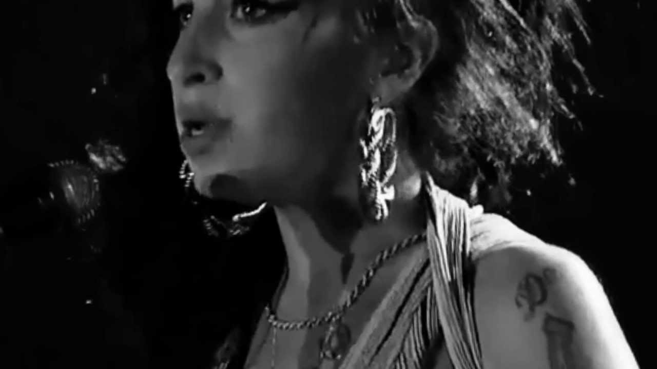 Amy Winehouse...  On The Outside.......Looking In......'' Live In Recife ''