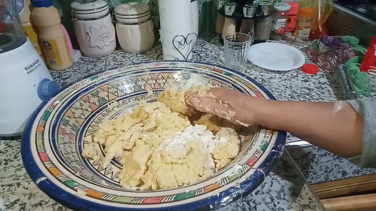 حلويات الدار 😋😋 ساهلين ربعة اشكال بعجينة وحدة شكيلات بلا طابع 🤫