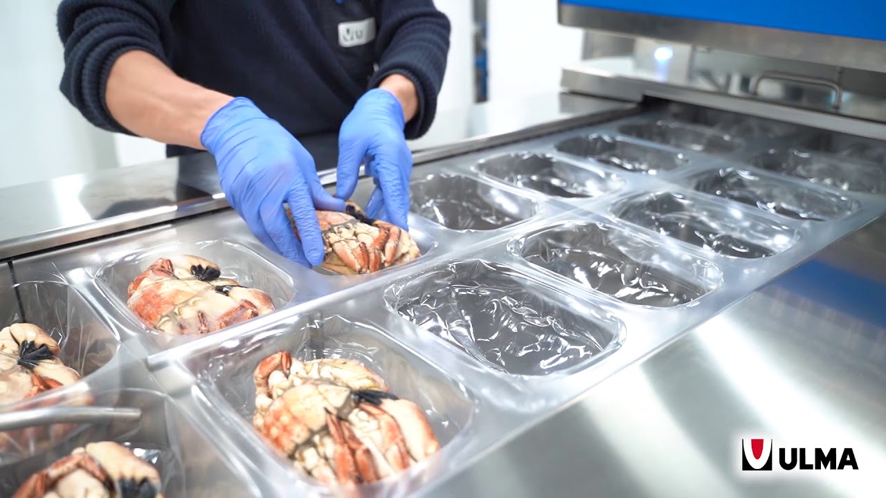 Whole brown crab vacuum packaging in thermoforming with shrink film