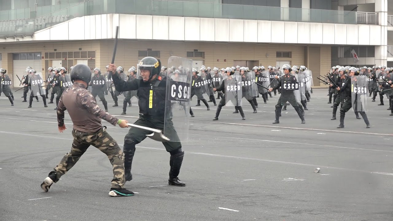 Hàng nghìn Cảnh sát cơ động trình diễn dùng DÙI CUI, LÁ CHẮN trấn áp tội phạm hay như trong phim