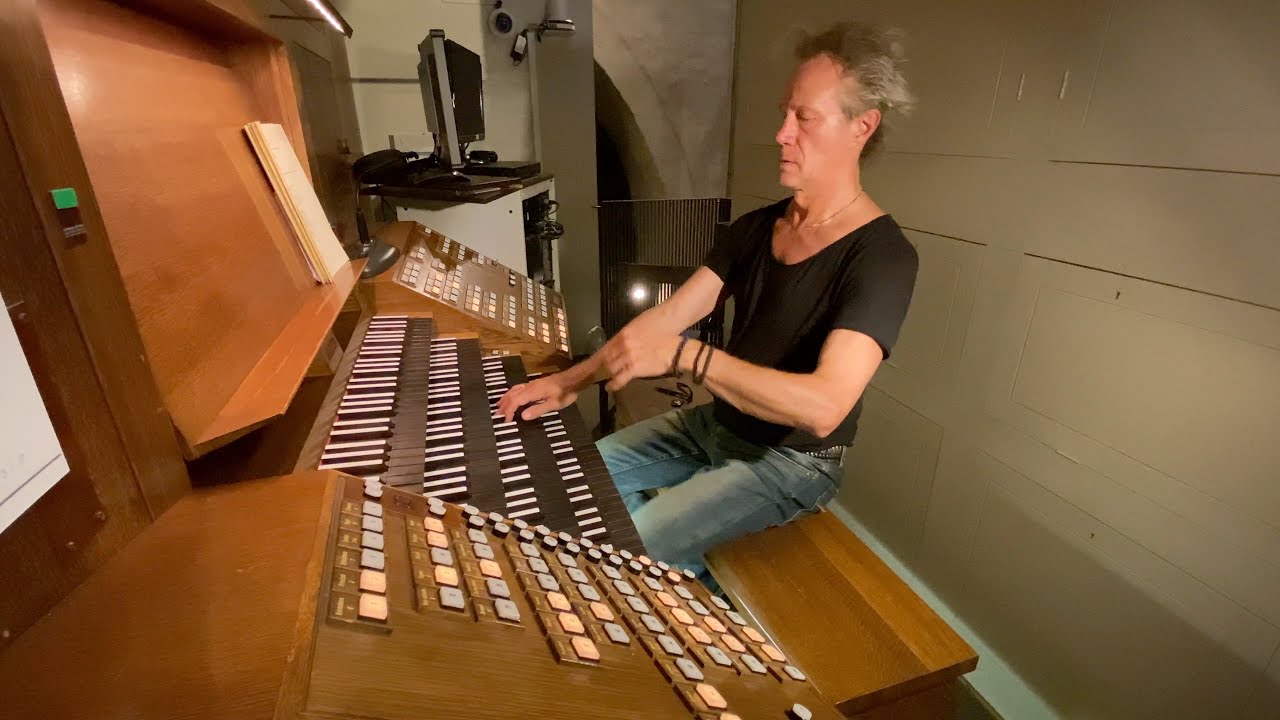 Bach Prelude in C Minor! Organist Gunnar Idenstam plays Bach with some guidelines.