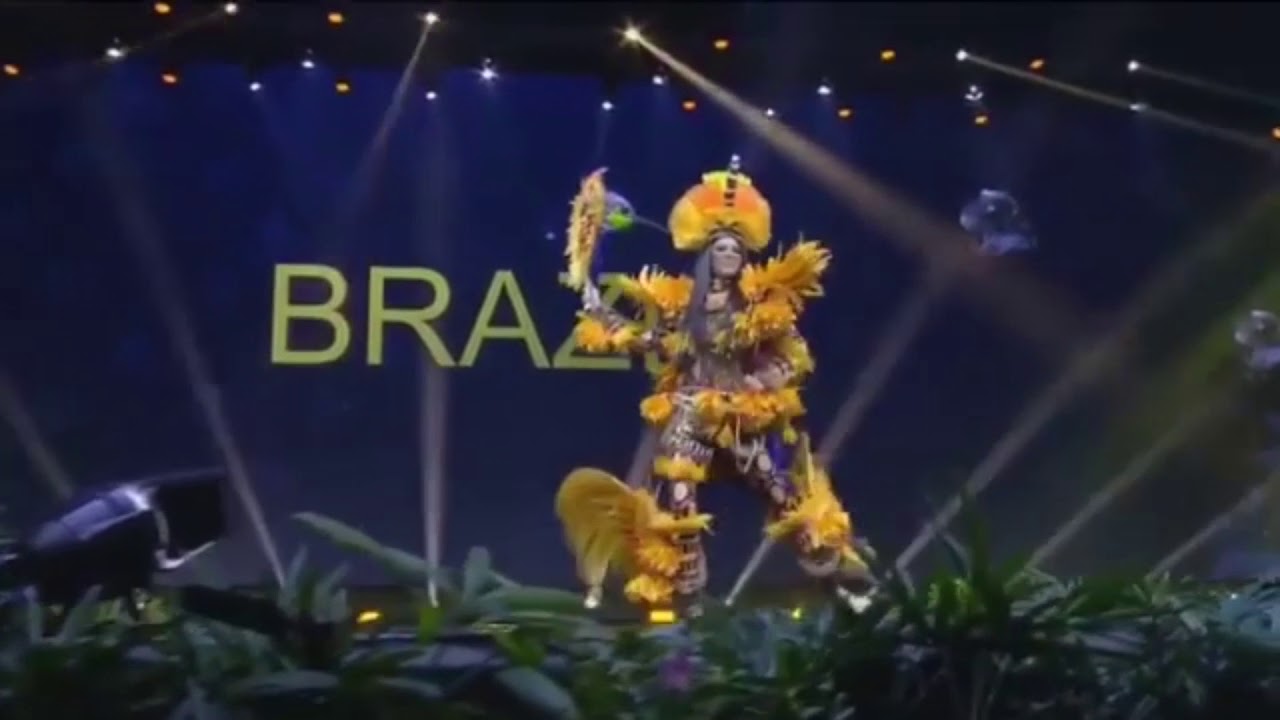 Miss Brasil Mayra Dias se ‘transforma’ em beija-flor ao desfilar traje típico no Miss Universo