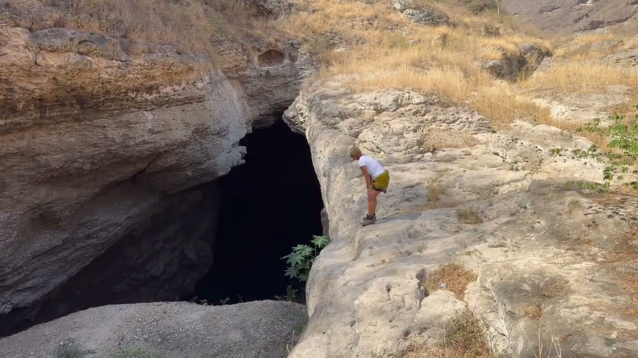 Bat Cave - Oman Dofar hegység. Többezer denevér egy eldugott barlangban. 