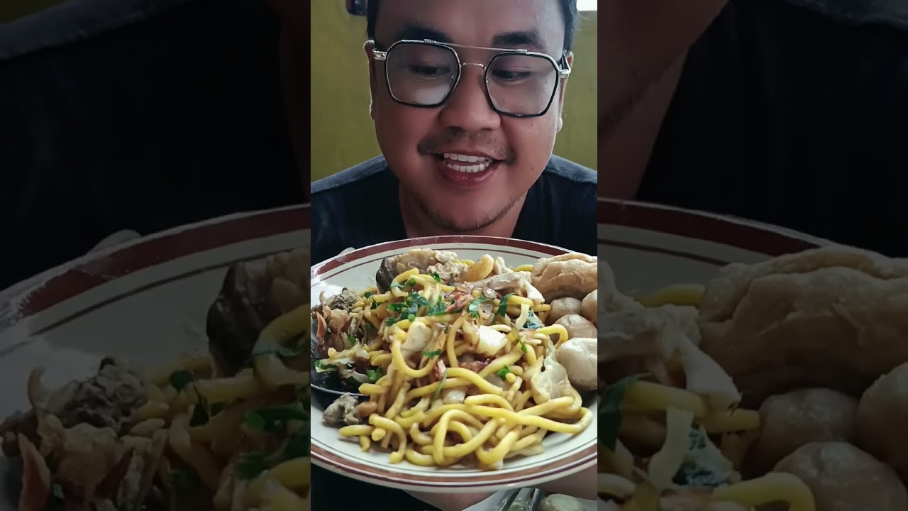 Bakso Legend Mas Untung berdiri sejak Th 1981 dulunya menjual di kanting sekolah Smp 2 pangkep