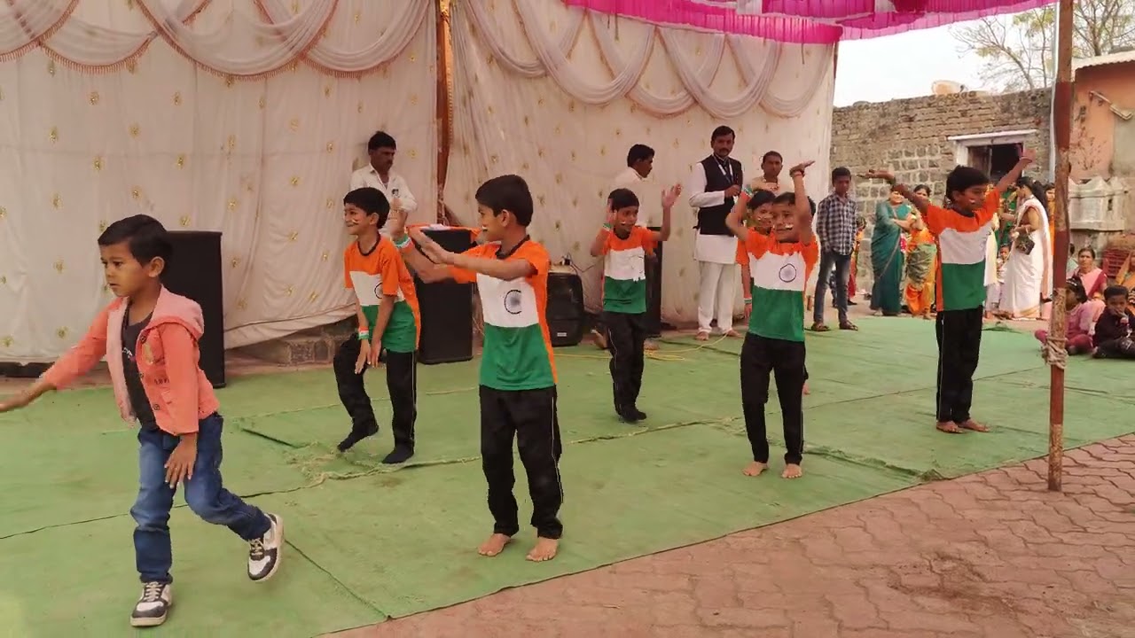 सुनो गोरसे दुनियावालो नृत्य सादर करताना जिल्हा परिषद प्राथमिक शाळा खैरी येथील विद्यार्थी...