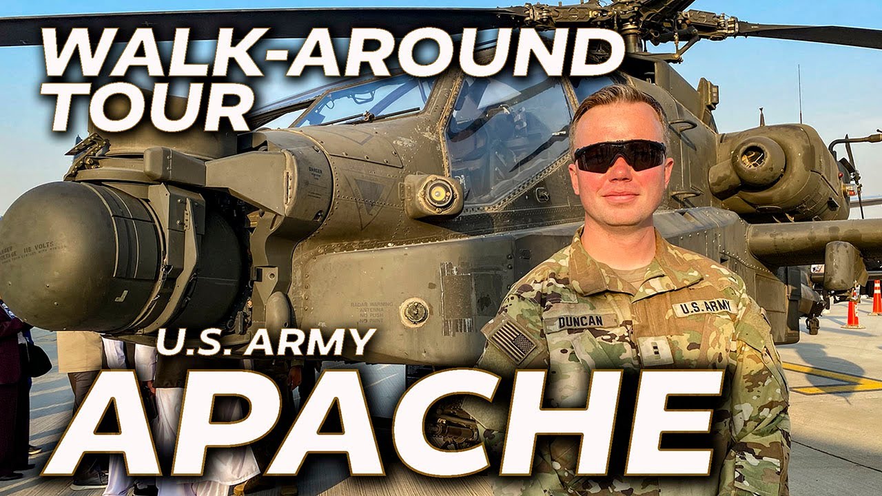 Пилот вертолета AH-64 проводит обзор своего вертолета Apache.