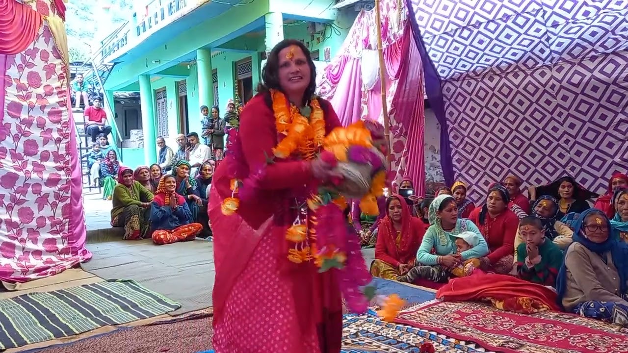 मा राजराजेश्वरी देवी को श्रदा भक्ति से पहनावा अर्पित करते हुए श्रदालु। 🙏🏻🙏🏻🙏🏻