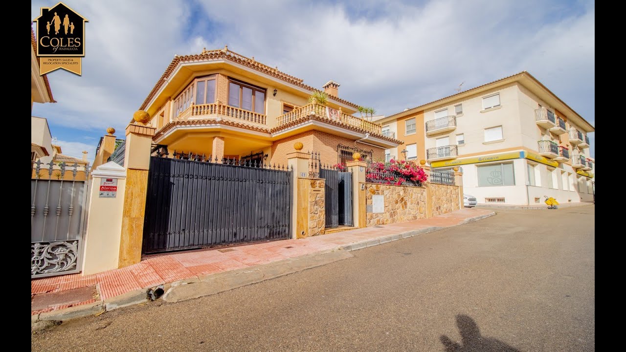 HUE6V01 - 6 bedroom property in Huercal Overa distributed over 4 floors - REDUCED TO €470,000
