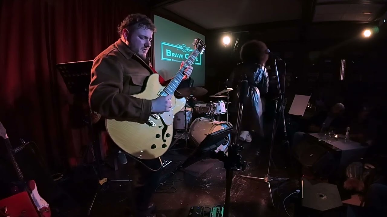 Agua De Beber Mila Santana live solo at Bravo Caffè, Bologna