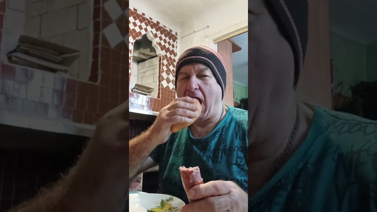 На десерт колбаса полукопченая и пирожок с мясом.
