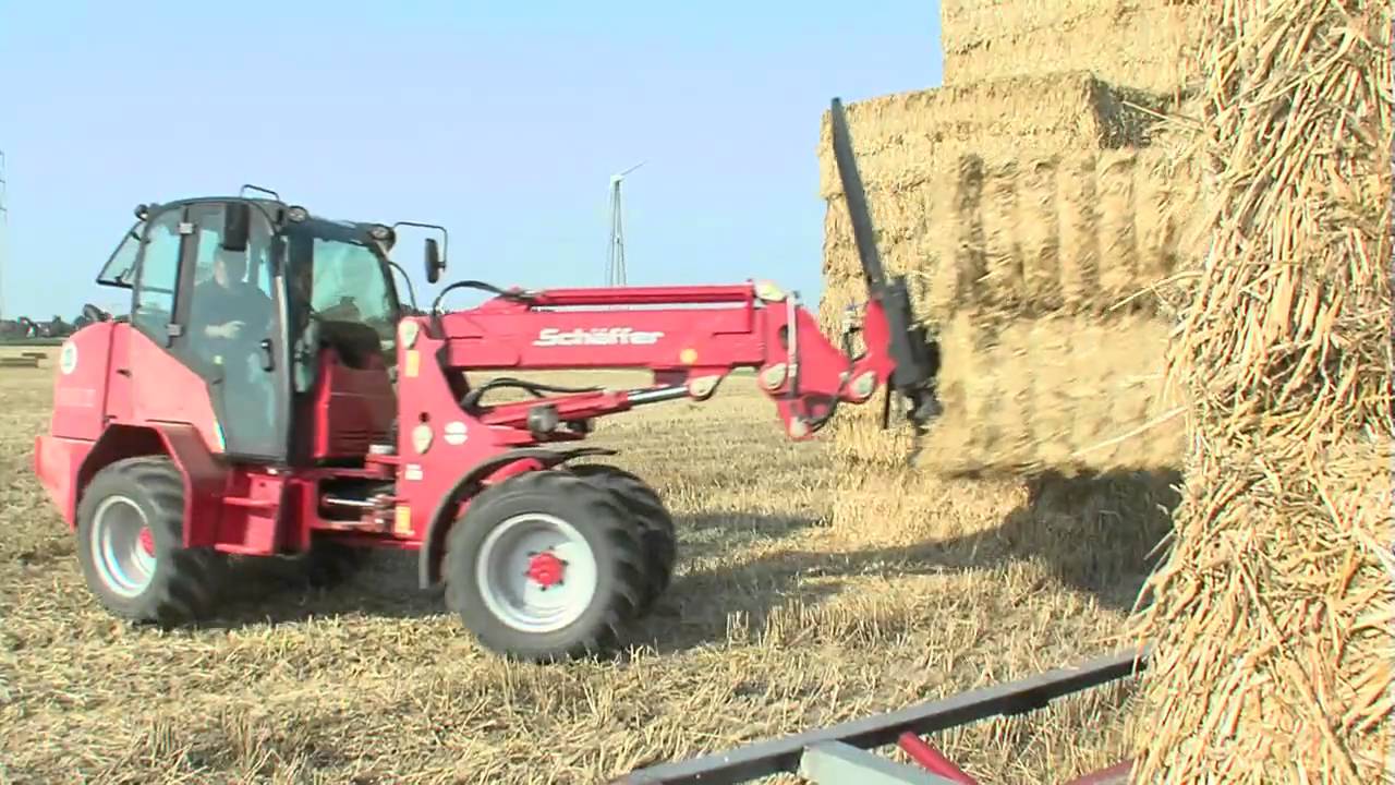 Sch&auml;ffer Teleskoplader/Telehandler 6390 T beim Verladen von Strohpacken