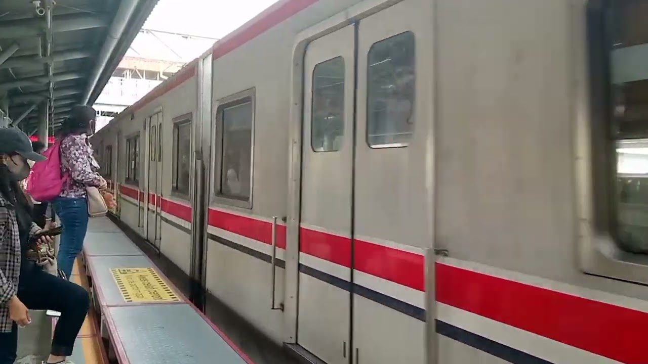 KRL Tokyo Metro 6000 (6017F) masuk stasiun Kampung Bandan