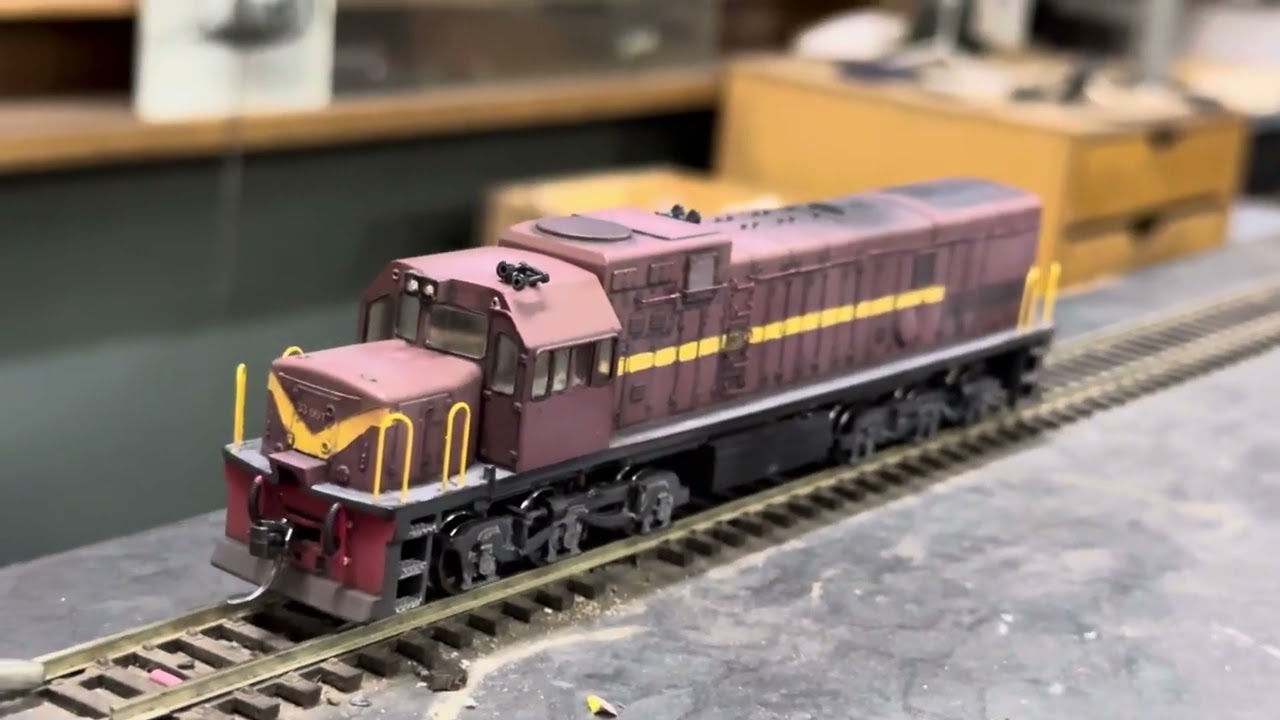 HO scale class 33 in SAR gulf red.