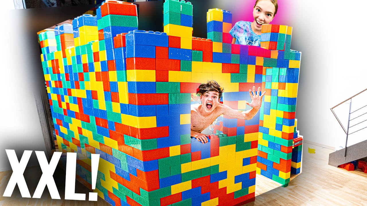24 STUNDEN in riesen LEGO HAUS Überleben! (Es fällt😨)