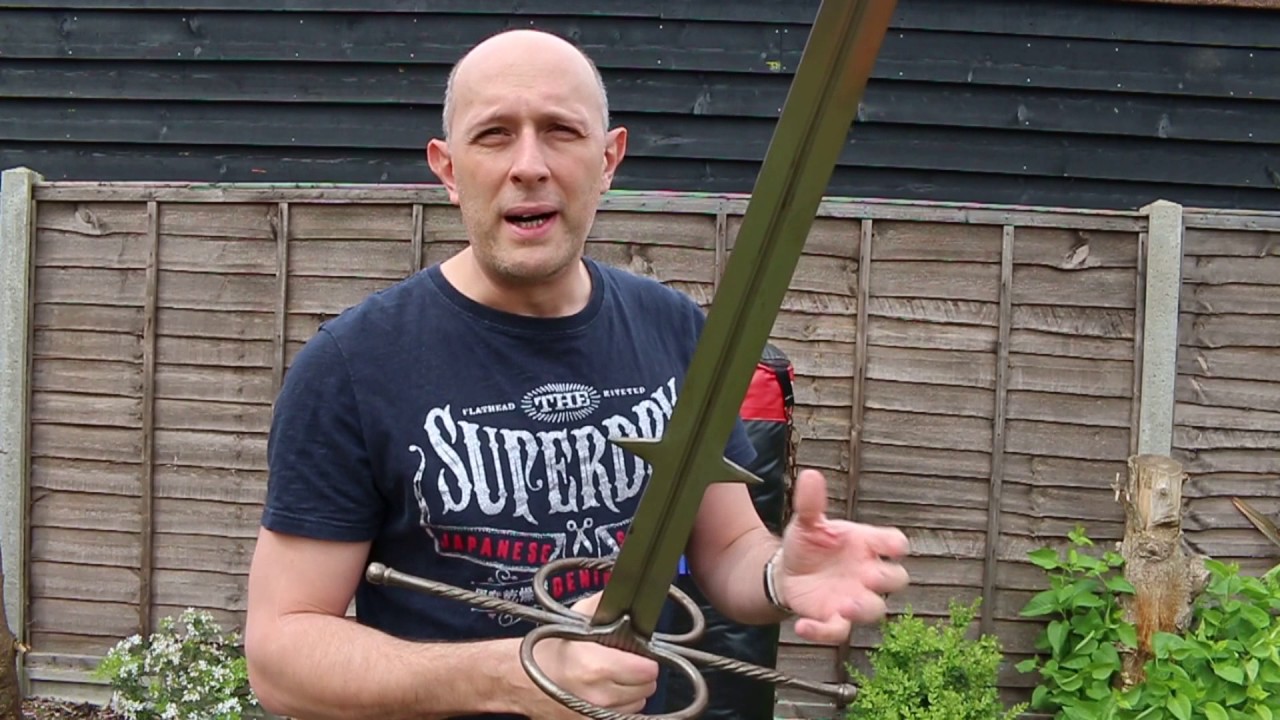 Close-in fighting with a Zweihander two-handed sword