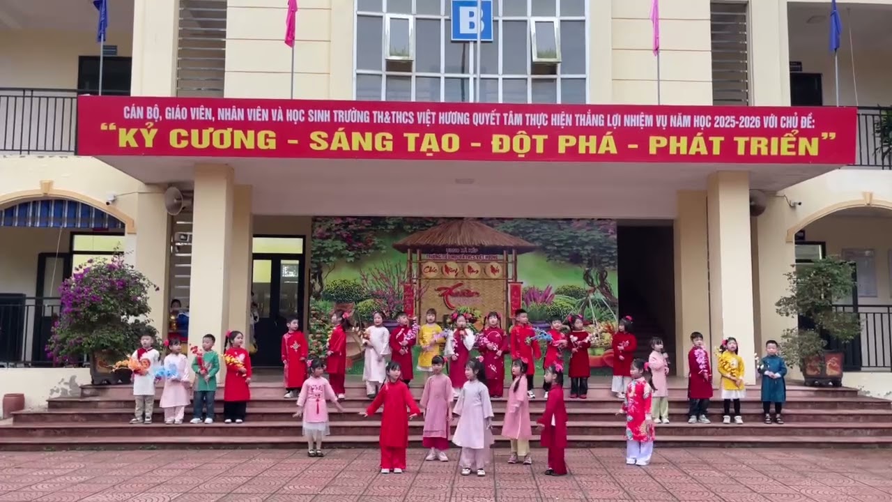 Văn nghệ mở cửa rừng Việt Hương