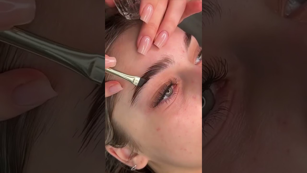 تقنية ليفتنك الحواجب (رفع الحواجب) بالخطوات
