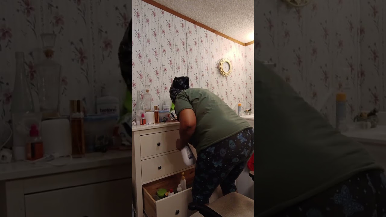 Clean with me l this cluttered depressed bathroom.