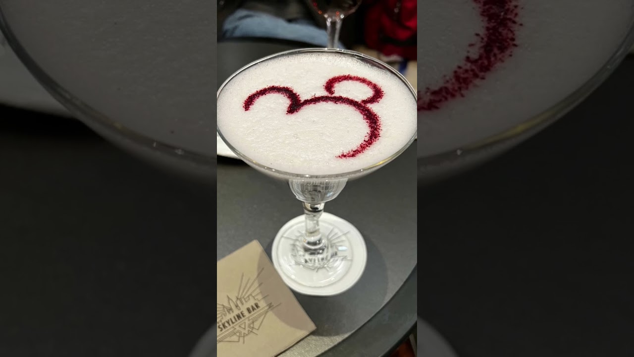 Skyline Bar at Disney Hotel New York - The Art of Marvel | Disneyland Paris 