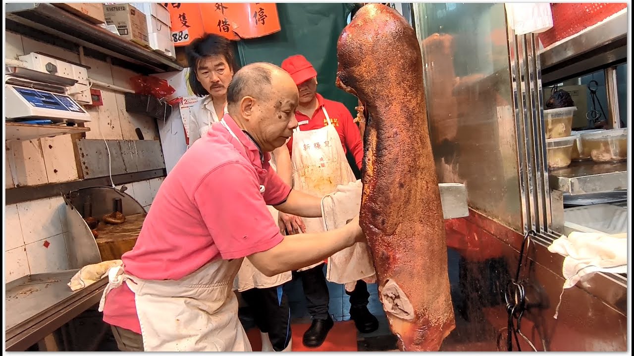香港燒味 老闆親自出馬操刀 斬燒肉很有功駕 Hong Kong Roast Pork So Yummy Hong Kong Food 乳豬好搶手 燒鵝皮香爆肉汁 香港美食 新強記燒臘飯店