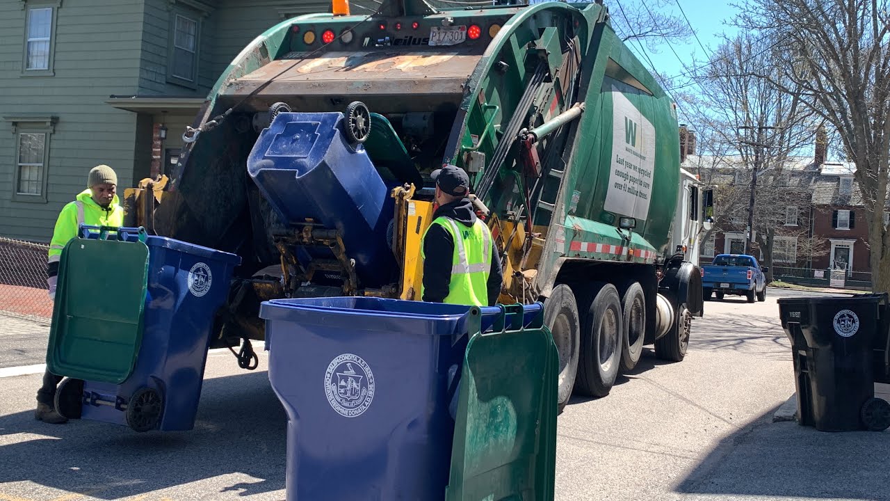 WM McNeilus RL’s on heavy Salem trash and recycle