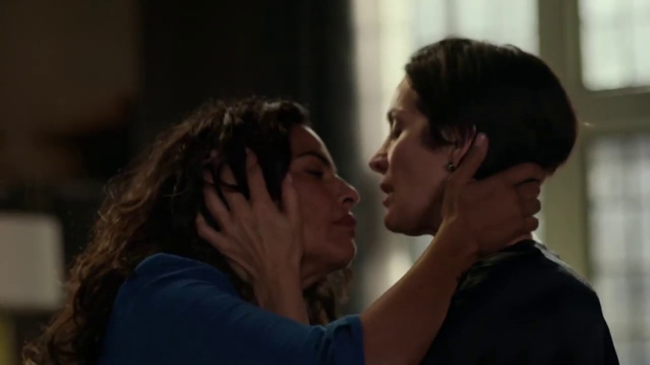 Carrie Anne Moss lesbian scene