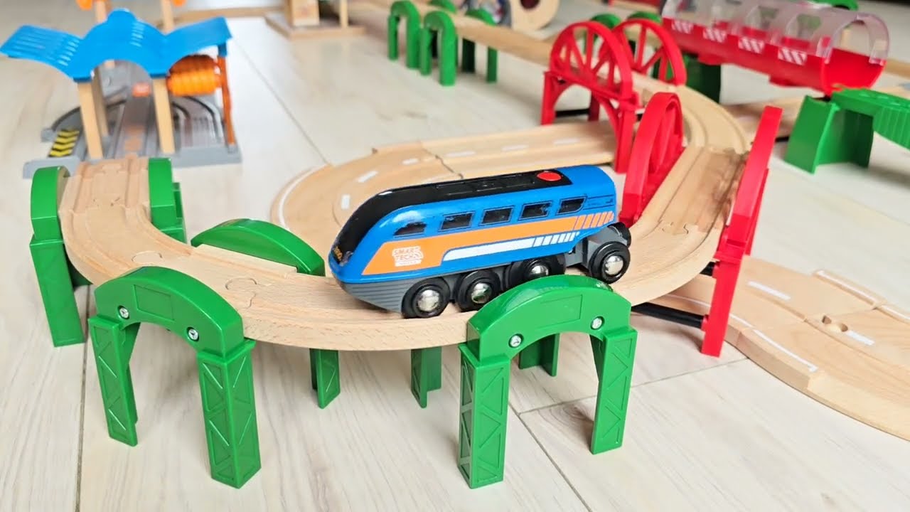 🚑🚁Ambulance Train Delivers Girl to Rescue Helicopter. Building BRIO Track & Playing 🚂