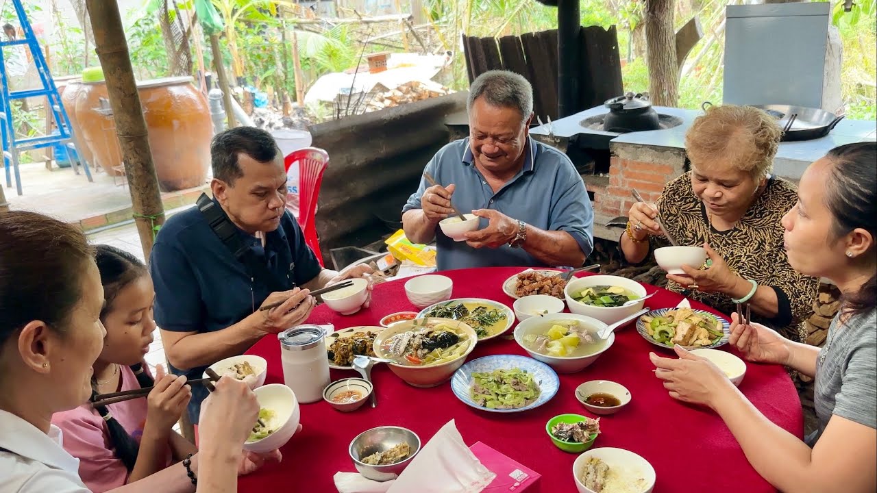 Sui Gia Gặp Nhau Ăn Bữa Cơm Thân Mật | Vinh & Truyen