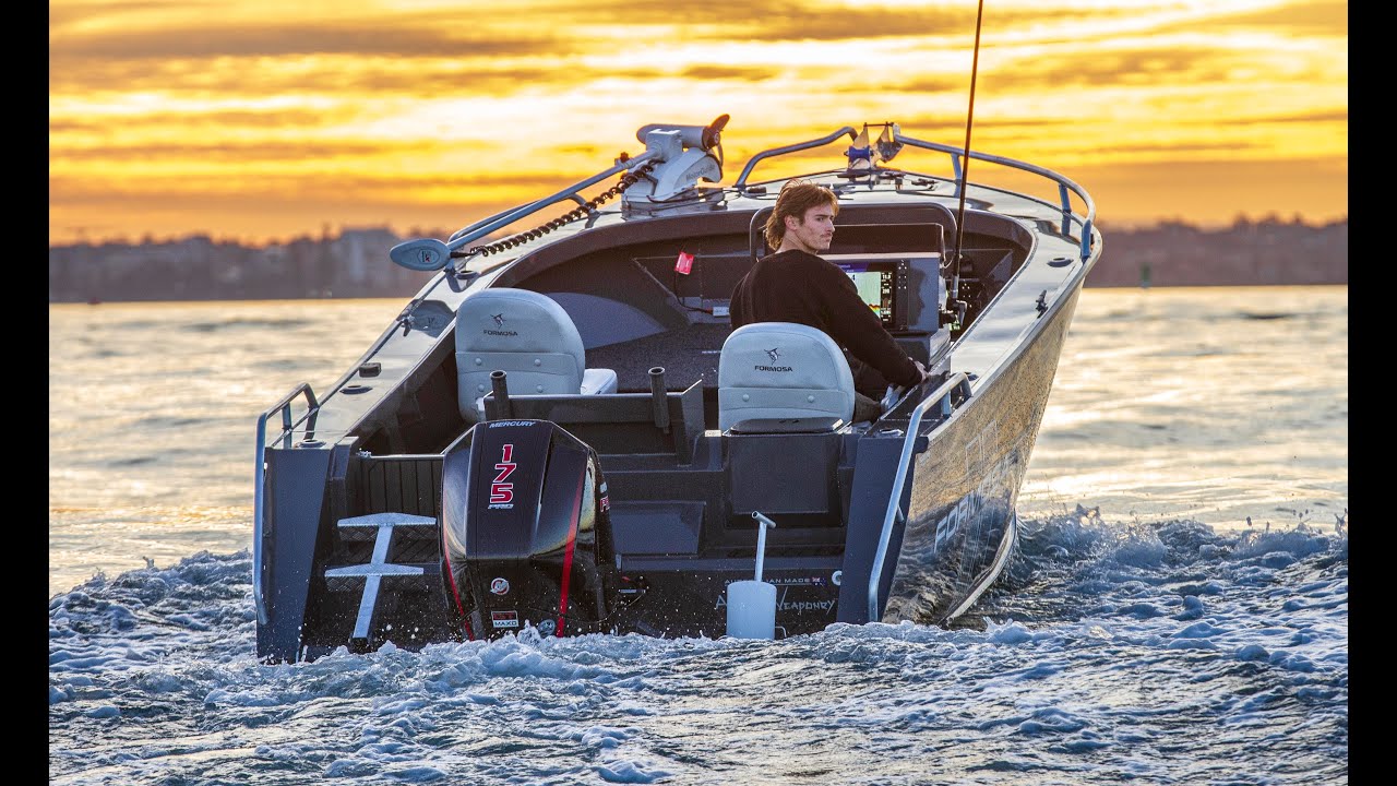 Взгляните на Formosa 565 Side Console — рыболовную лодку с полной комплектацией.