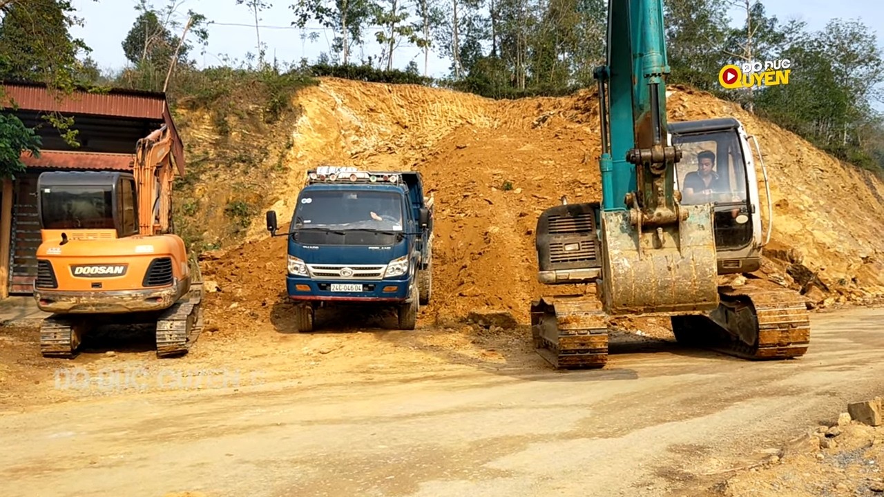 Máy xúc Doosan 55 leo lên đỉnh đục đá Kobelco 120 múc đất đá xe Ôtô tải ben Thaco TMT chở đổ benz