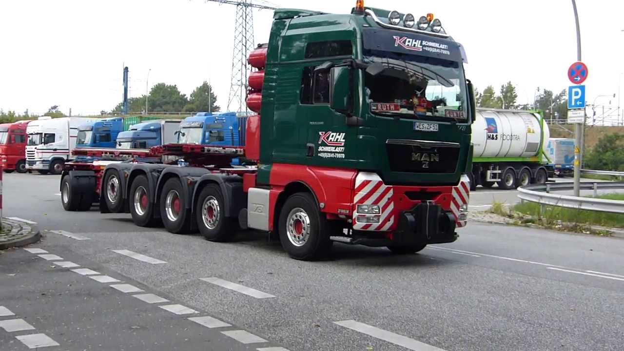 Kahl fünfachs Zugmaschinen auf einem Autohof