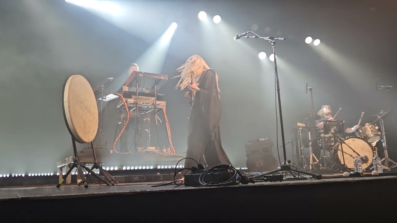 Eivør  - Falling Free live at Live Music Hall Cologne 05.10.24 - funny intro