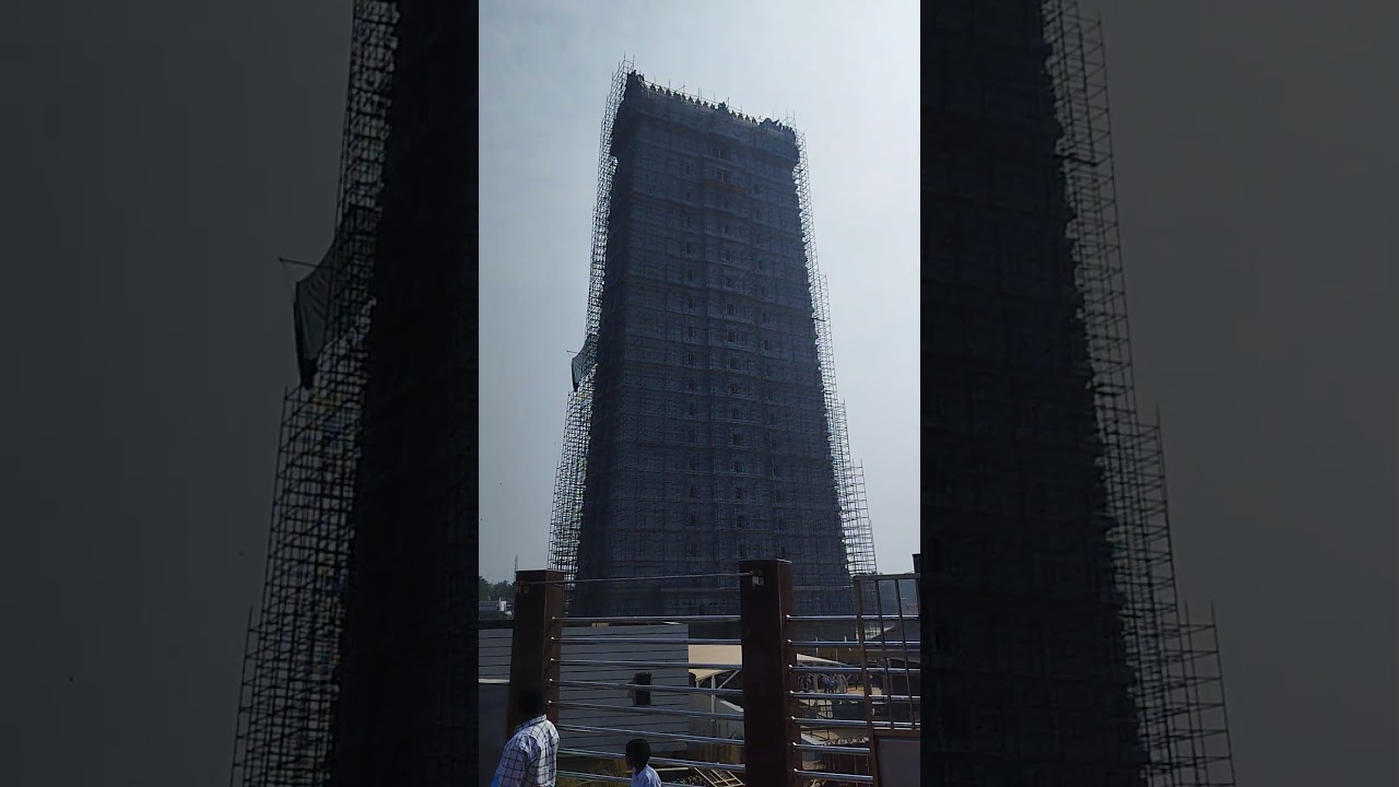 Mesmerizing and the beautiful Murdeshwar temple that protrudes into the Arabian sea..
