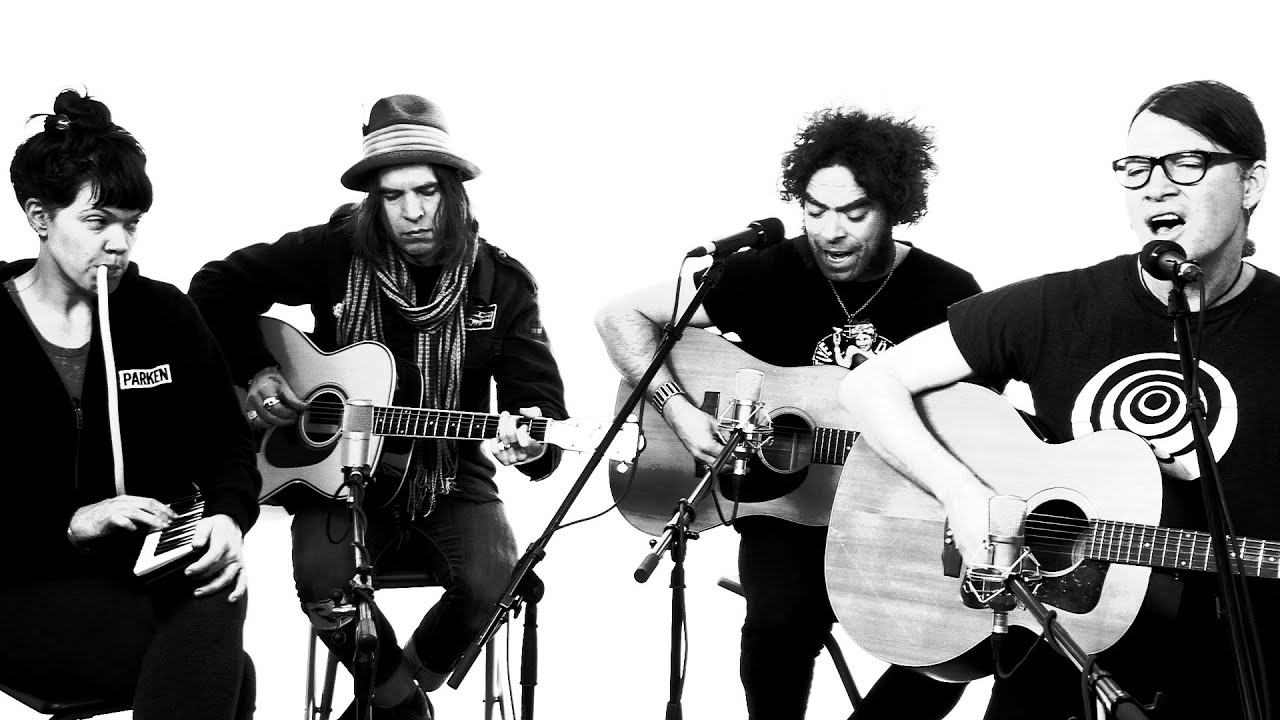 The Dandy Warhols perform 'STYGGO'