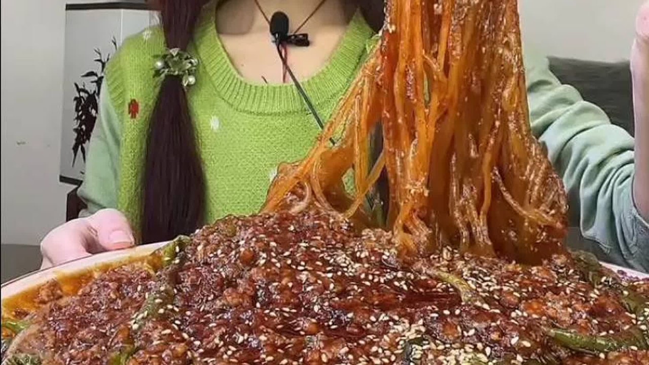 ASMR MUKBANG |美食佳肴香飘溢，麻辣鲜香满桌摆。