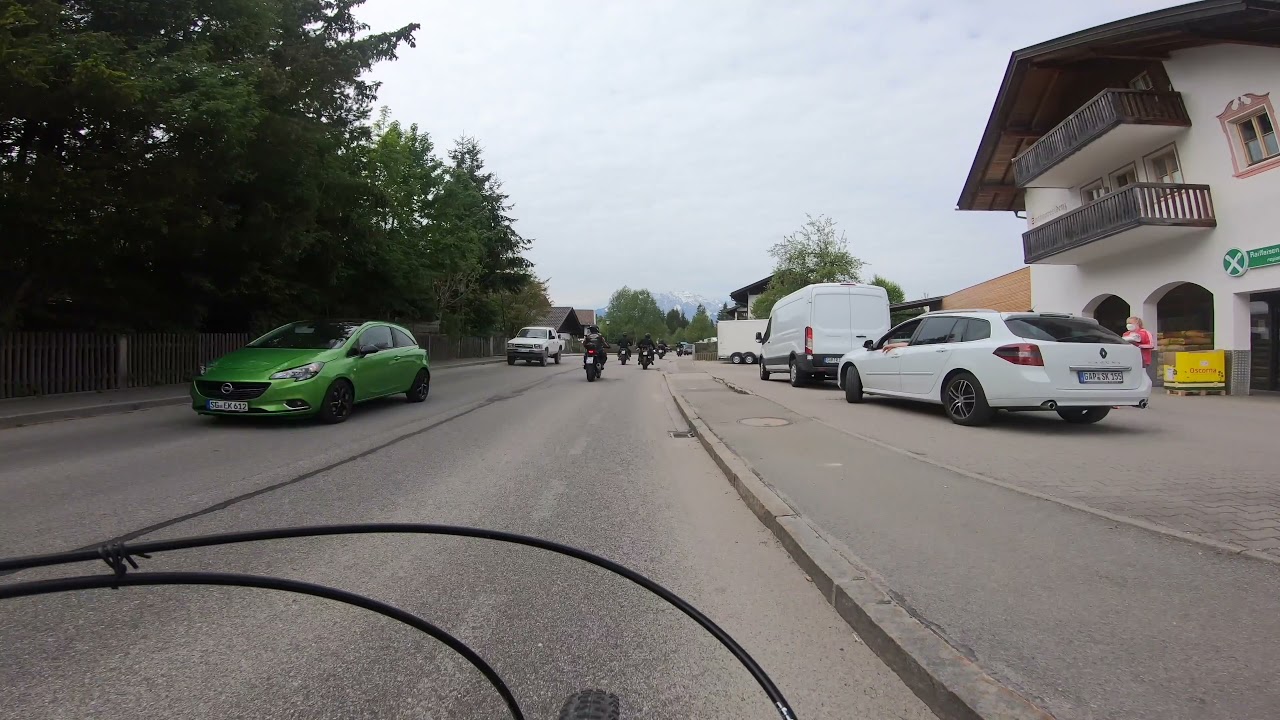 Mit dem Ebike - Von Wallgau nach Krün - man merkt die stark befahrene Strasse durch Wallgau