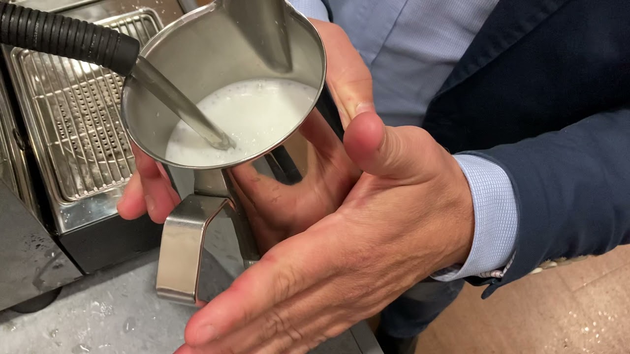 Come montare il latte per 3 cappuccini - tecnica e segreti