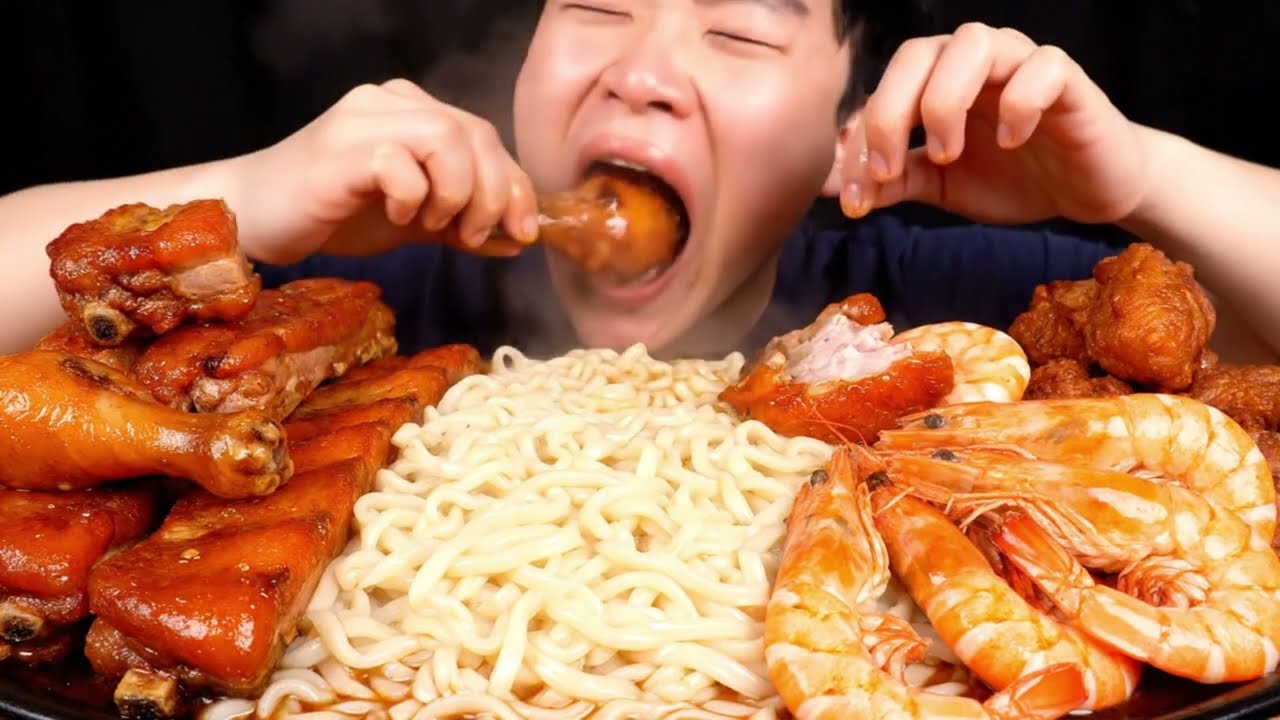 Cheesy Noodles with Giant Fried Shrimp 🍤🧀