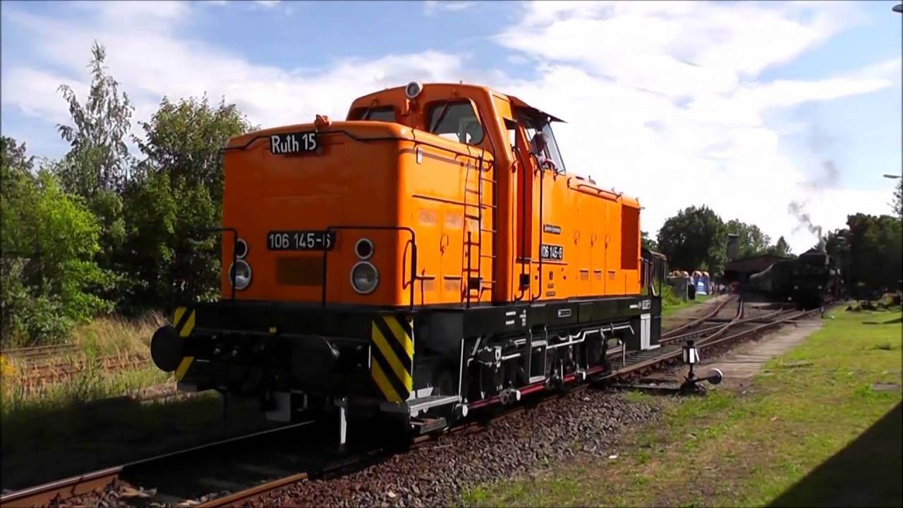 BR 106 145-6  und 102 100-5 rangieren im Eisenbahnmuseum Leipzig