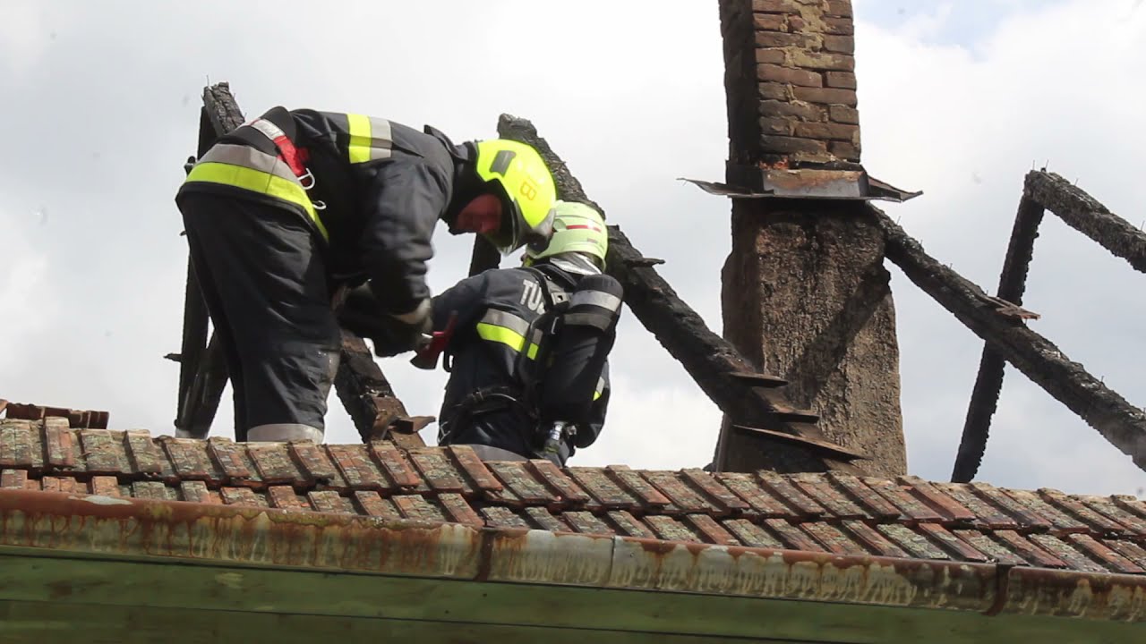 Tűzoltók oltják a gávavencsellői családi ház lángjait